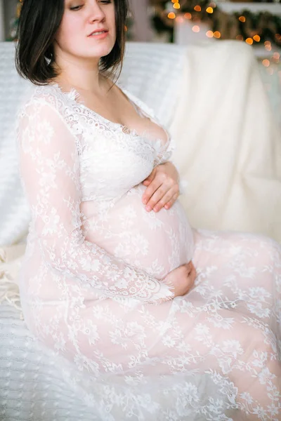 Menina Grávida Nova Com Cabelo Escuro Vestido Branco Renda Sofá — Fotografia de Stock