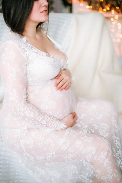 Jeune Fille Enceinte Aux Cheveux Foncés Dans Une Robe Blanche — Photo