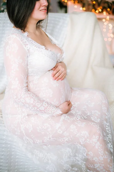 Joven Embarazada Con Pelo Oscuro Vestido Blanco Encaje Sofá Entorno —  Fotos de Stock