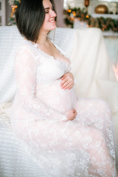 Νέος Έγκυος Κορίτσι Σκούρα Μαλλιά Ένα Δαντέλα Λευκό Φόρεμα Στον — Φωτογραφία Αρχείου
