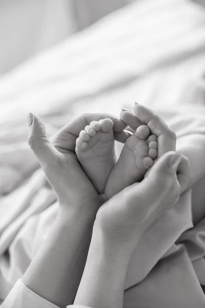 Mom Hands Holding Little Cute Legs Newborn Baby Home White — Stock Photo, Image