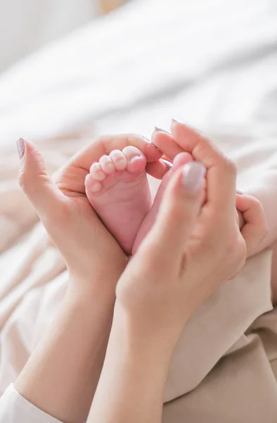 Руки Мами Тримають Маленькі Милі Ноги Новонародженої Дитини Домашніх Умовах — стокове фото