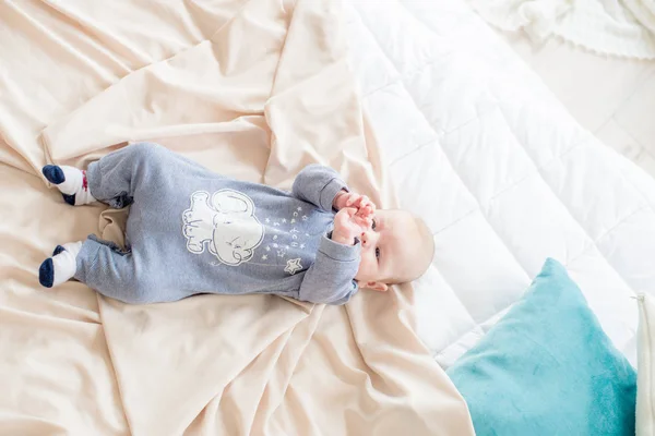 Piccolo Bambino Carino Sdraiato Casa Sul Letto Buona Infanzia — Foto Stock