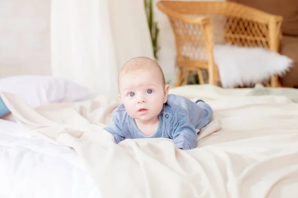 Kleine Schattige Peuter Ligt Thuis Het Bed Gelukkige Kindertijd — Stockfoto