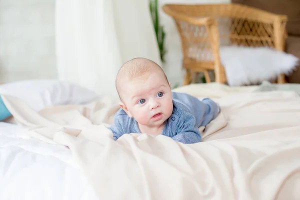 小さなかわいい幼児は ベッドの上に自宅で横たわっています 幸せな子供時代 — ストック写真