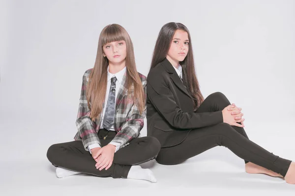 Duas Meninas Bonitas Alunas Uniforme Escolar Moda Fundo Branco Moda — Fotografia de Stock