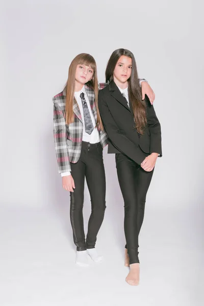 Deux Jolies Écolières Dans Uniforme Scolaire Mode Sur Fond Blanc — Photo