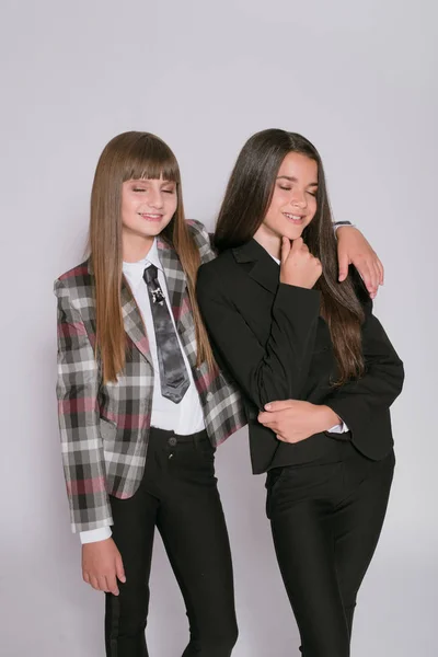 Twee Leuke Meisjes Schoolmeisjes Een Trendy Schooluniform Een Witte Achtergrond — Stockfoto