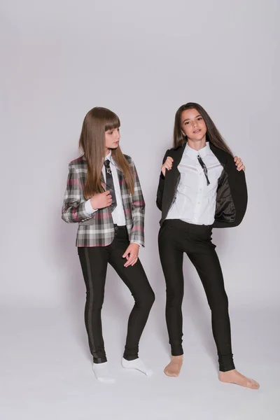Dos Chicas Lindas Colegialas Uniforme Escolar Moda Sobre Fondo Blanco — Foto de Stock