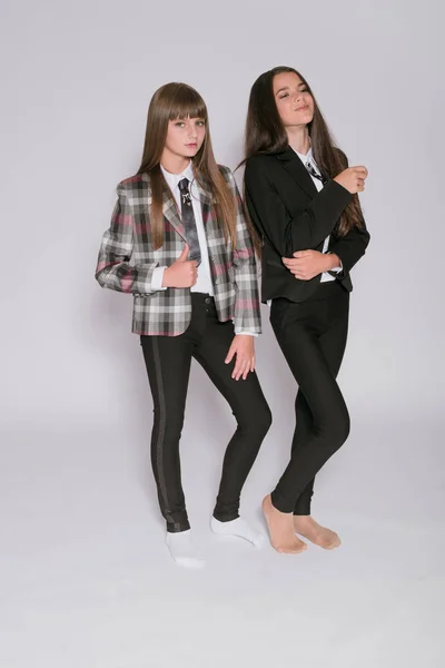 白地に流行の制服を着た可愛い女子学生2人 学校のファッション 子供服 — ストック写真