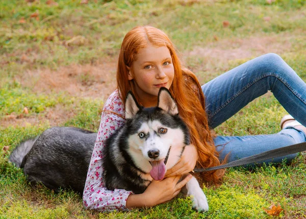 Симпатичная Девочка Подросток Рыжими Длинными Волосами Гуляет Своей Собакой Хаски — стоковое фото