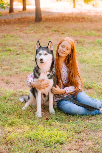 Χαριτωμένο Έφηβος Κορίτσι Κόκκινο Μακριά Μαλλιά Βόλτες Χάσκι Φυλή Σκυλί — Φωτογραφία Αρχείου