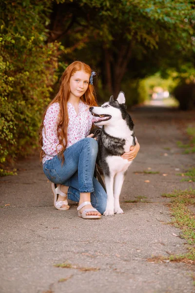 Linda Chica Adolescente Con Pelo Largo Rojo Pasea Con Perro —  Fotos de Stock