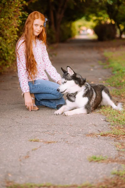 Linda Chica Adolescente Con Pelo Largo Rojo Pasea Con Perro — Foto de Stock