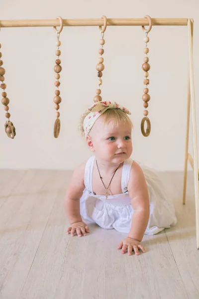 Niedliche Kleine Mädchen Hause Auf Dem Boden Mit Einem Hölzernen — Stockfoto