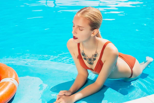 夏の屋外プールでトレンディなビキニで完璧な姿を持つブロンドの髪を持つ魅力的な若い女の子 夏の休息 クルーズ — ストック写真