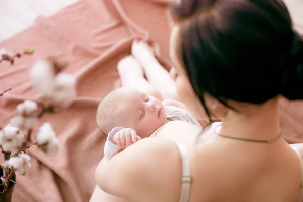 Jovem Mãe Com Cabelo Escuro Com Bebê Nos Braços Feliz — Fotografia de Stock