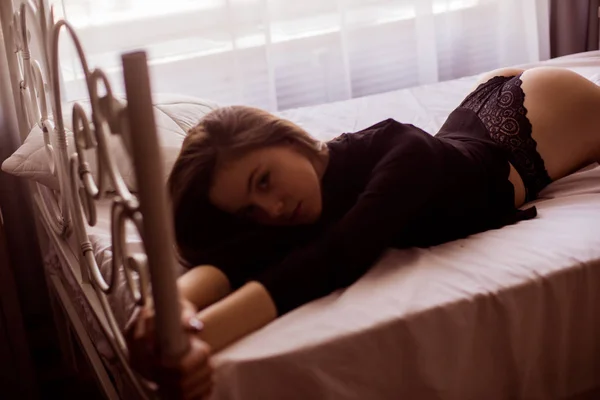 레이스 란제리와 침대에 셔츠에 어두운 머리와 매력적인 소녀의 부두아르 — 스톡 사진