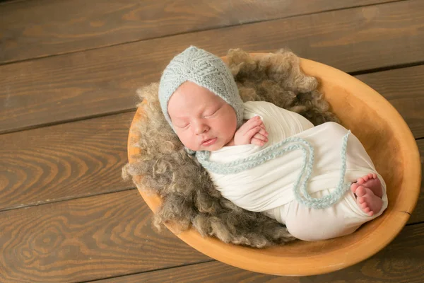 Schattige Pasgeboren Baby Een Blauwe Gebreide Muts Een Houten Mand — Stockfoto