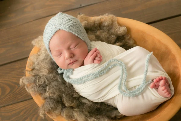 Schattige Pasgeboren Baby Een Blauwe Gebreide Muts Een Houten Mand — Stockfoto