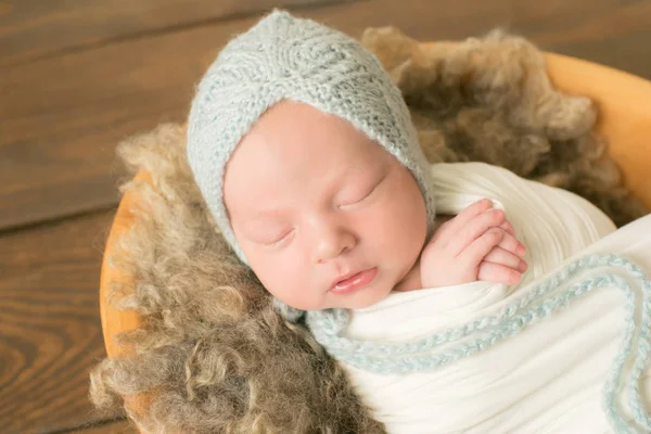 Χαριτωμένο Νεογέννητο Μωρό Ένα Μπλε Πλεκτό Καπέλο Ένα Ξύλινο Καλάθι — Φωτογραφία Αρχείου