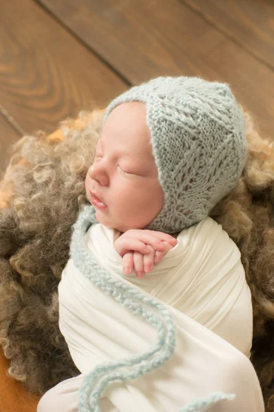 Cute Newborn Baby Blue Knitted Hat Wooden Basket White Blanket — Stock Photo, Image