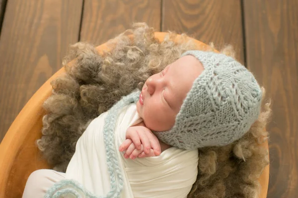 Schattige Pasgeboren Baby Een Blauwe Gebreide Muts Een Houten Mand — Stockfoto