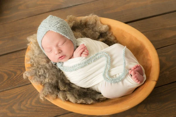 Mignon Nouveau Dans Chapeau Bleu Tricoté Dans Panier Bois Dans — Photo