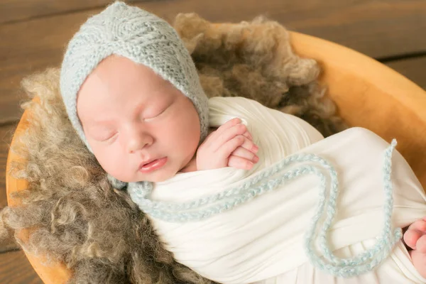 Schattige Pasgeboren Baby Een Blauwe Gebreide Muts Een Houten Mand — Stockfoto