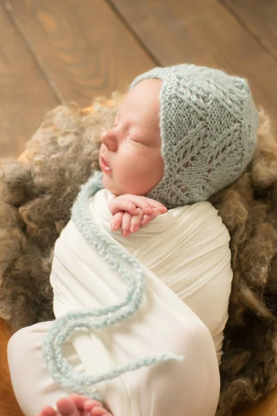 Mignon Nouveau Dans Chapeau Bleu Tricoté Dans Panier Bois Dans — Photo