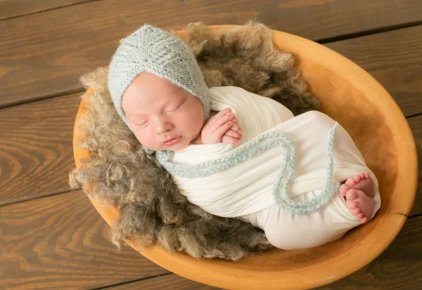 Mignon Nouveau Dans Chapeau Bleu Tricoté Dans Panier Bois Dans — Photo