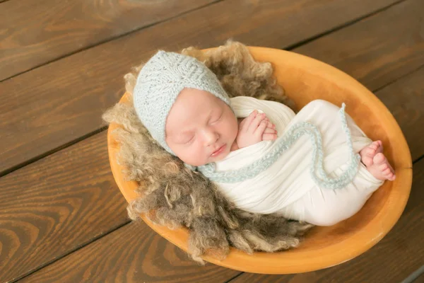 Mignon Nouveau Dans Chapeau Bleu Tricoté Dans Panier Bois Dans — Photo