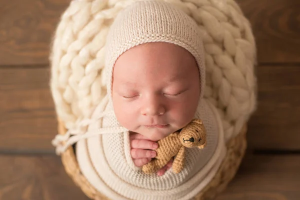 Schattige Pasgeboren Baby Een Gebreide Muts Een Houten Mand Een — Stockfoto