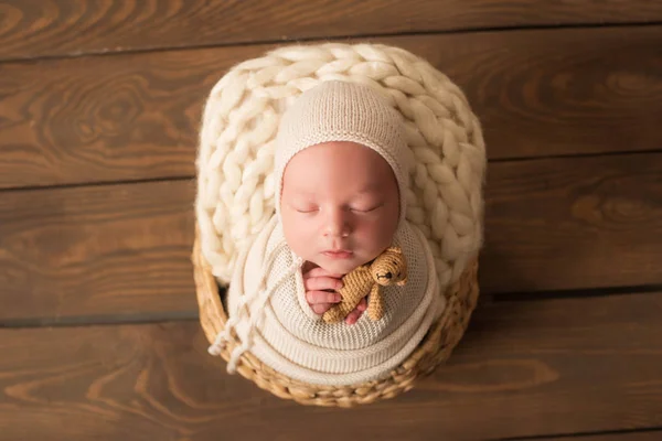 Roztomilé Novorozence Pleteným Klobouku Dřevěném Koši Bílé Přikrývce Malou Medvědí — Stock fotografie