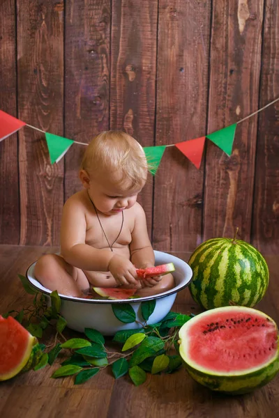 배경에 수박과 수박의 조각그릇에 귀여운 건강한 라이프 스타일 아이의 식단에서 — 스톡 사진
