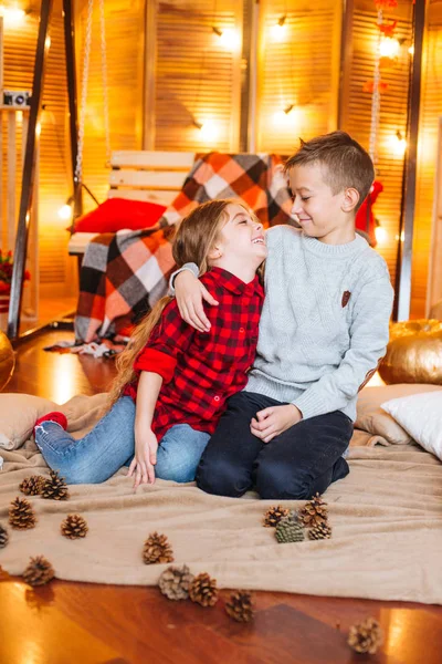 Niedliche Kleine Schwester Mit Langen Haaren Und Ein Älterer Bruder — Stockfoto