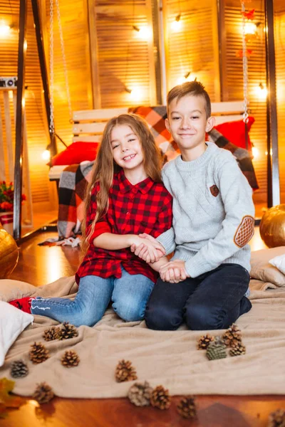 Niedliche Kleine Schwester Mit Langen Haaren Und Ein Älterer Bruder — Stockfoto