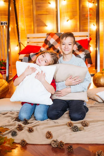 Niedliche Kleine Schwester Mit Langen Haaren Und Ein Älterer Bruder — Stockfoto