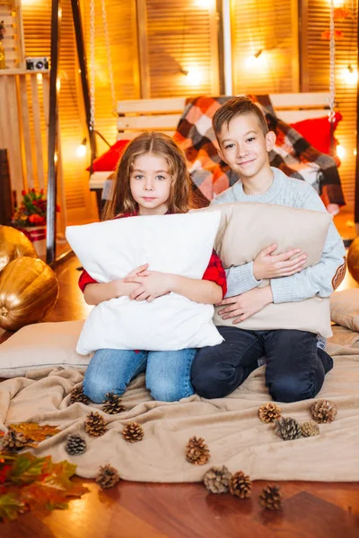 Niedliche Kleine Schwester Mit Langen Haaren Und Ein Älterer Bruder — Stockfoto