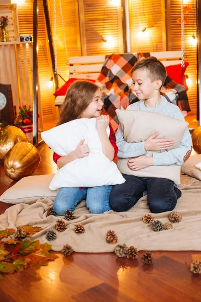 Niedliche Kleine Schwester Mit Langen Haaren Und Ein Älterer Bruder — Stockfoto