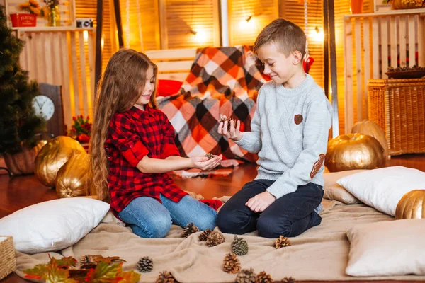 Niedliche Kleine Schwester Mit Langen Haaren Und Ein Älterer Bruder — Stockfoto