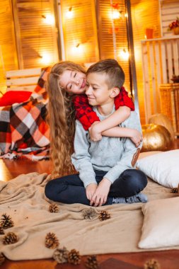 Uzun saçlı sevimli küçük kız kardeşi ve kabak ve plaids ile sonbahar sahne bir ağabey stüdyoda oynamak