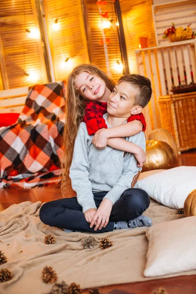 Niedliche Kleine Schwester Mit Langen Haaren Und Ein Älterer Bruder — Stockfoto