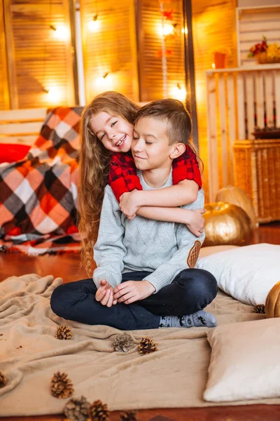 Niedliche Kleine Schwester Mit Langen Haaren Und Ein Älterer Bruder — Stockfoto