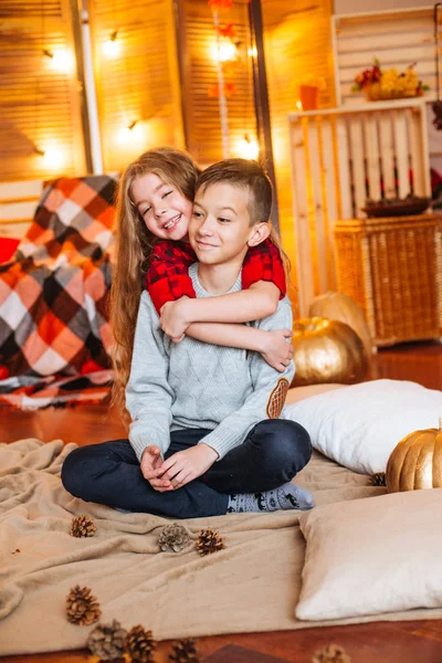 Niedliche Kleine Schwester Mit Langen Haaren Und Ein Älterer Bruder — Stockfoto