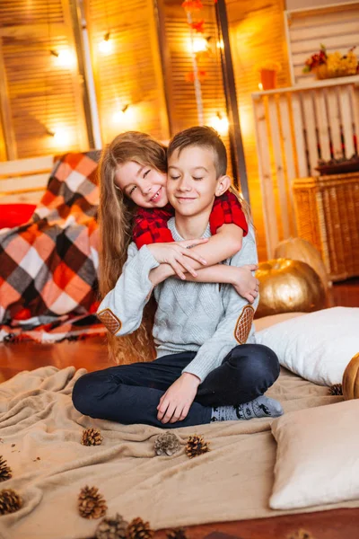 Niedliche Kleine Schwester Mit Langen Haaren Und Ein Älterer Bruder — Stockfoto