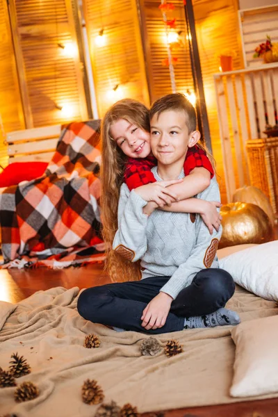 Niedliche Kleine Schwester Mit Langen Haaren Und Ein Älterer Bruder — Stockfoto