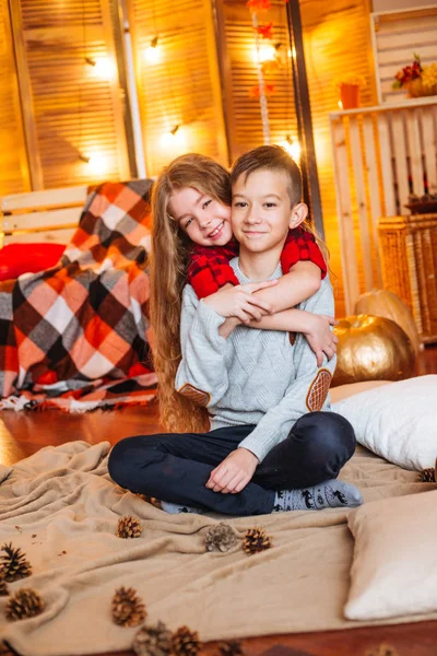 Niedliche Kleine Schwester Mit Langen Haaren Und Ein Älterer Bruder — Stockfoto