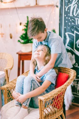 Uzun saçlı sevimli kız kardeş ve Noel beklentisiyle bir ağabeyi. Noel ruh hali