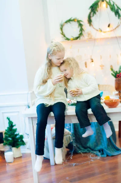 Deux Jolies Petites Sœurs Filles Aux Cheveux Bouclés Blonds Table — Photo
